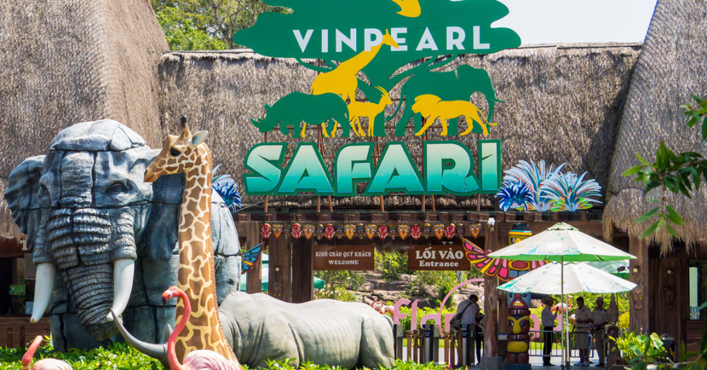 Entrance to Vinpearl Safari with large animal statues (elephant and giraffe) and a bright Safari sign above the entrance.