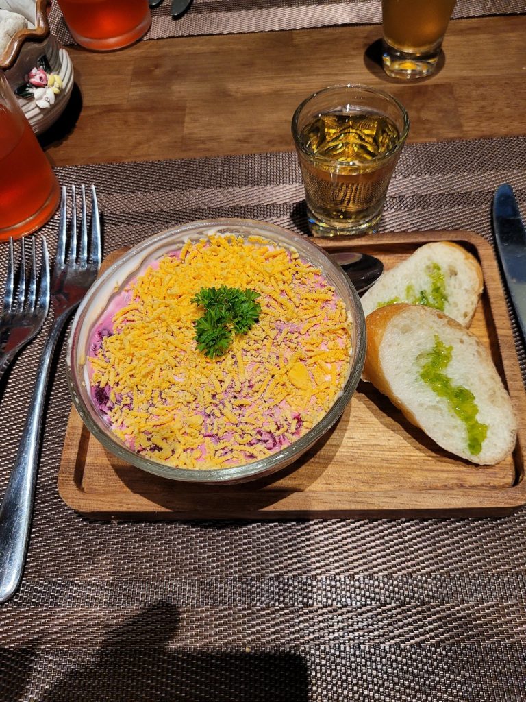 Vinegrette — один из самых известных ресторанов русской кухни в Дананге, расположенный в туристическом районе недалеко от пляжа Микхе. Заведение пользуется популярностью среди туристов, экспатов и местных жителей, которые хотят попробовать традиционные блюда русской кухни или просто соскучились по домашней еде. — фото 2