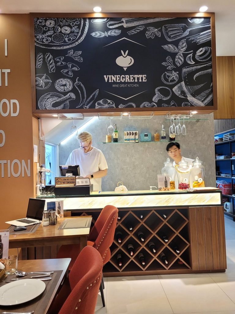 Vinegrette — один из самых известных ресторанов русской кухни в Дананге, расположенный в туристическом районе недалеко от пляжа Микхе. Заведение пользуется популярностью среди туристов, экспатов и местных жителей, которые хотят попробовать традиционные блюда русской кухни или просто соскучились по домашней еде. — фото 3