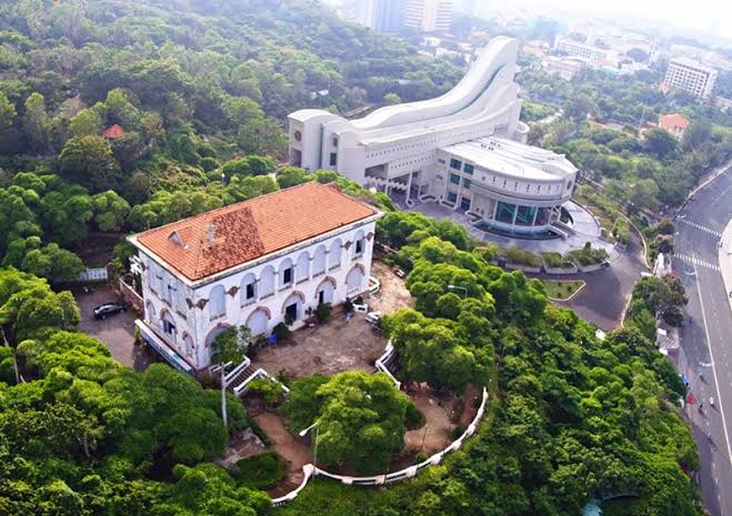 Bạch Dinh (White Palace)