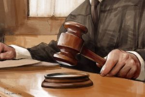 Судейский молоток на деревянной подставке на рабочем столе