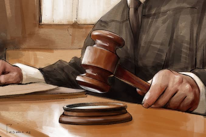 Судейский молоток на деревянной подставке на рабочем столе