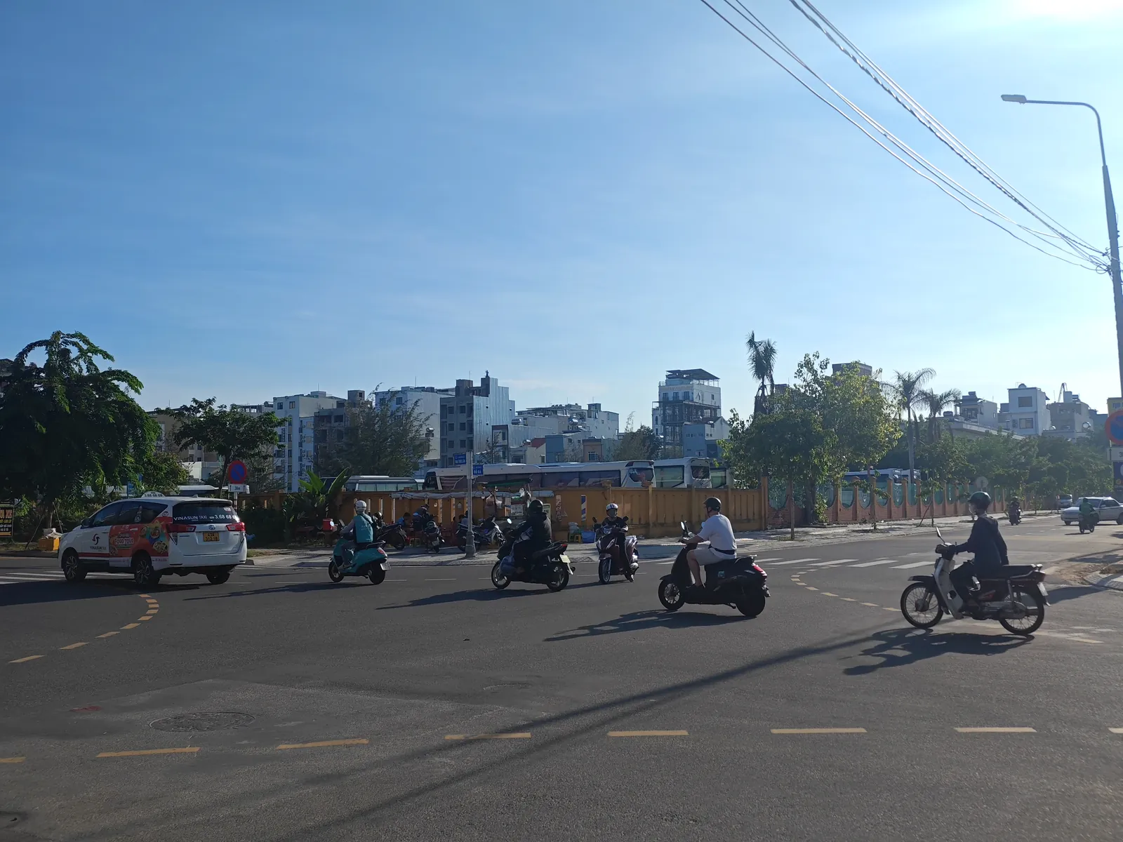 Перекрёсток в Дананге, по которому едут скутеры и такси